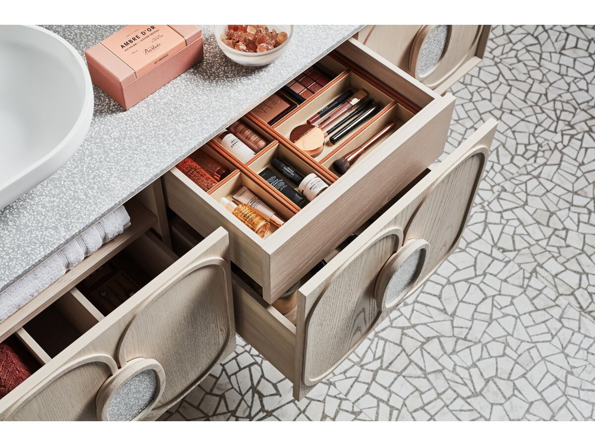 ISSY BY ZUSTER: Beauty Solutions